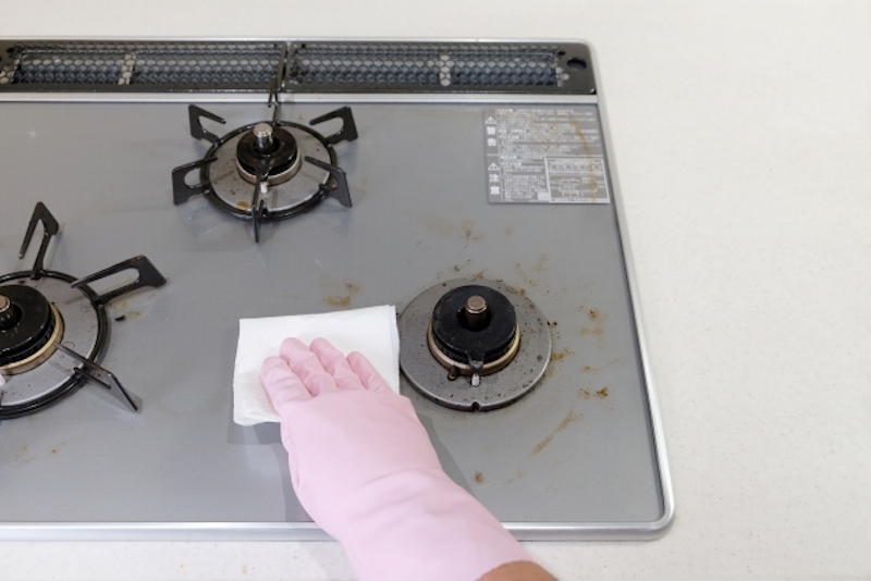 システムキッチンのガスコンロ、上手な掃除方法は早めの水拭き！